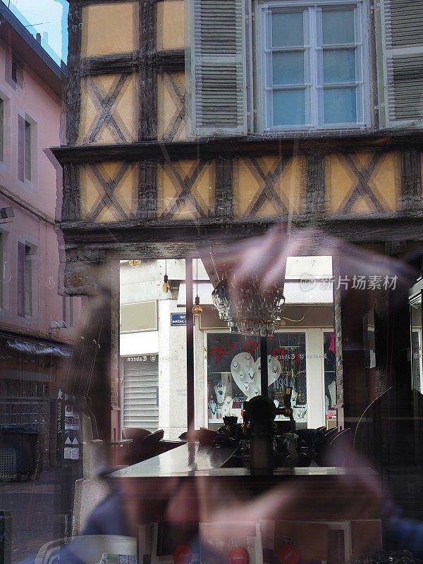 在咖啡馆内，建筑外和摄影师之间:反射商店/街道在布列塞堡